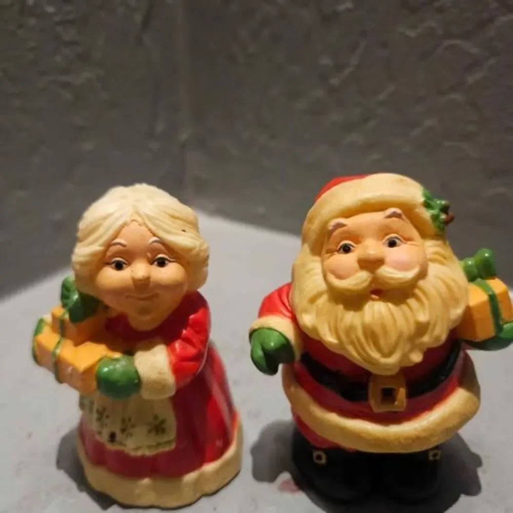 Vintage Santa and Mrs. Claus Plastic Salt and Pepper Shakers Hallmark
